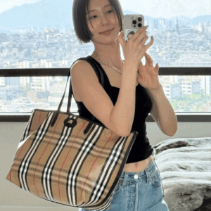 버버리 하이랜드 미디엄 토트백 베이지 (김나영,슬기 착용)