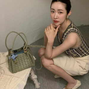 보테가베네타 스몰 안디아모 파라슈트 백 트래버틴 (차정원,이청아,혜리 착용)